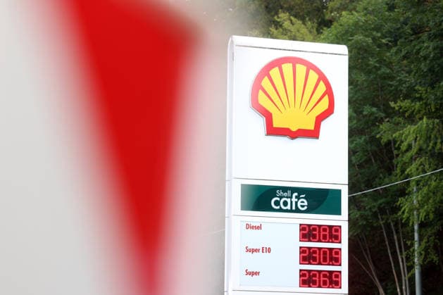 What is the outlook for fuel prices? Fuel prices remain very high and continue to rise. SHELL gas station in Siegen. Fuel prices shortly before 12:00 p.m. The current price for diesel, Super E10, and Super is well over 2 euros. Gas station, gas prices on September 15, 2026, in Siegen, Germany
