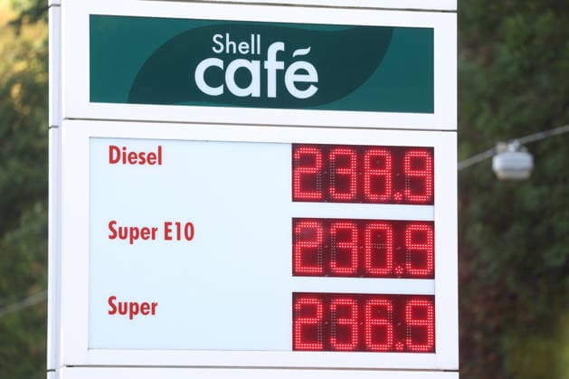 What is the outlook for fuel prices? Fuel prices remain very high and continue to rise. SHELL gas station in Siegen. Fuel prices shortly before 12:00 p.m. The current price for diesel, Super E10, and Super is well over 2 euros. Gas station, gas prices on September 15, 2026, in Siegen, Germany