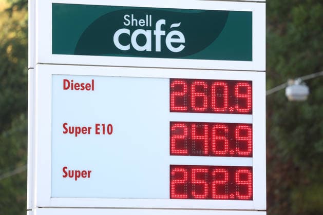 What’s the outlook for fuel prices? Fuel prices remain at very high levels and continue to rise. SHELL gas station in Siegen. Fuel prices following the price adjustment at 12:00 p.m. Prices have taken another massive