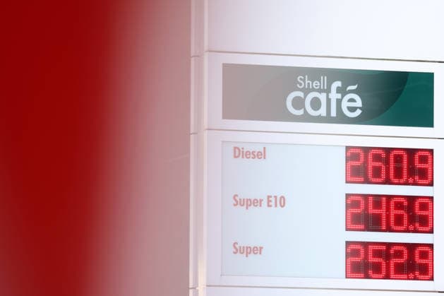 What’s the outlook for fuel prices? Fuel prices remain at very high levels and continue to rise. SHELL gas station in Siegen. Fuel prices following the price adjustment at 12:00 p.m. Prices have taken another massive