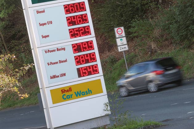What’s the outlook for fuel prices? Fuel prices remain at very high levels and continue to rise. SHELL gas station in Siegen. Fuel prices following the price adjustment at 12:00 p.m. Prices have taken another massive