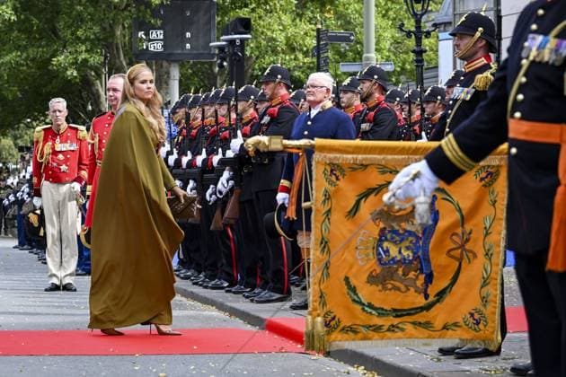 THE HAGUE - Princess Amalia greets the royal standard upon arrival at the Royal Theatre for the Speech from the Throne during Prinsjesdag. The new working year of the First and Second Chambers is opened on the third Tuesday of September. PATRICK VAN EMST POOL ANP netherlands out - belgium out  Copyright: xx x568705357x originalFilename: 568705357.jpg