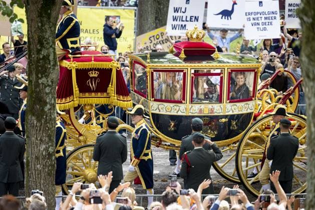 THE HAGUE - Queen Maxima and Princess Amalia drive past protest signs in the glass coach traveling from Noordeinde Palace via the Lange Voorhout to the Royal Theatre on Prinsjesdag. On the third Tuesday of September, the new working year of the First and Second Chambers is opened. LAURENS VAN PUTTEN ANP netherlands out - belgium out  Copyright: xx x568705504x originalFilename: 568705504.jpg