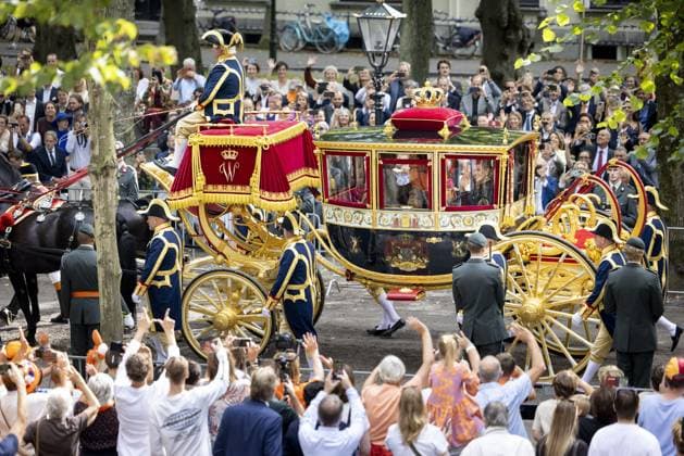 THE HAGUE - Queen Maxima and Princess Amalia drive past protest signs in the glass coach traveling from Noordeinde Palace via the Lange Voorhout to the Royal Theatre on Prinsjesdag. On the third Tuesday of September, the new working year of the First and Second Chambers is opened. LAURENS VAN PUTTEN ANP netherlands out - belgium out  Copyright: xx x568705508x originalFilename: 568705508.jpg