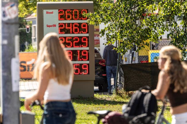 New record prices at the gas station: a liter of diesel currently costs 2.60 euros here, Super E10 costs 2.46 euros, and Super E5 costs 2.52 euros, Shell gas station on the Mittlerer Ring, Munich, September 15,