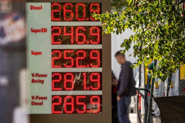 New record prices at the gas station: a liter of diesel currently costs 2.60 euros here, Super E10 costs 2.46 euros, and Super E5 costs 2.52 euros, Shell gas station on the Mittlerer Ring, Munich, September 15, 2026; German