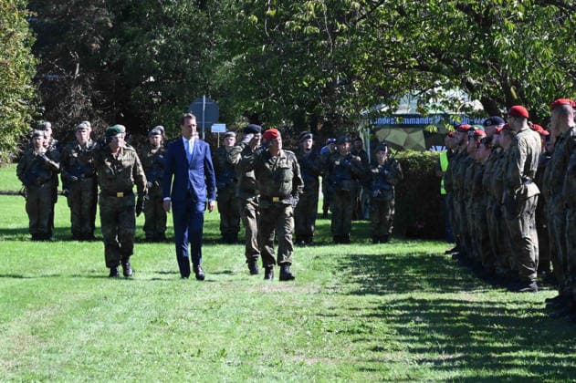 From left: Lieutenant General Andre BODEMANN, Hendrik WUEST, Wüst, CDU, Minister-President of the State of North Rhine-Westphalia, Brigadier General Hans Dieter MUELLER, Müller, review the parade; ceremonial handover of the North Rhine-Westphalia State Command of the Bundeswehr, Düsseldorf,