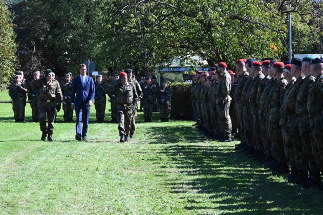 From left: Lieutenant General Andre BODEMANN, Hendrik WUEST, Wüst, CDU, Minister-President of the State of North Rhine-Westphalia, Brigadier General Hans Dieter MUELLER, Müller, review the parade; ceremonial handover of the North Rhine-Westphalia State Command of the Bundeswehr, Düsseldorf,