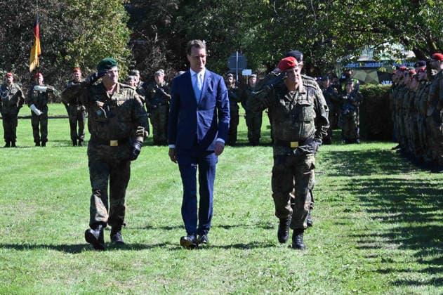 From left: Lieutenant General Andre BODEMANN, Hendrik WUEST, Wüst, CDU, Minister-President of the State of North Rhine-Westphalia, Brigadier General Hans Dieter MUELLER, Müller, review the parade; ceremonial handover of the North Rhine-Westphalia State Command of the Bundeswehr, Düsseldorf,