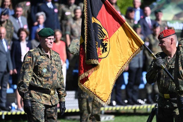 The outgoing commander of the State Command, Brigadier General Hans Dieter MUELLER, Müller, on the right, hands over the unit flag to the Deputy Commander of the Bundeswehr Operational Command and Commander of Territorial Operations, Lieutenant General Andre BODEMANN, Ceremonial handover of the Bundeswehr Regional Command of North Rhine-Westphalia, Düsseldorf,