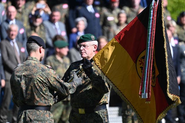 The Deputy Commander of the Bundeswehr Operational Command and Commander of Territorial Operations, Lieutenant General Andre BODEMANN (right), presents the unit flag to the new commander of the State Command, Brigadier General Walter Helmut SCHULTE, Ceremonial handover of the Bundeswehr’s North Rhine-Westphalia State Command, Düsseldorf,