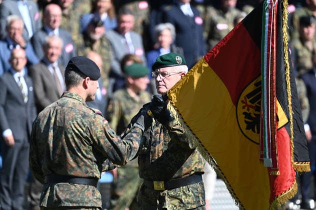The Deputy Commander of the Bundeswehr Operational Command and Commander of Territorial Operations, Lieutenant General Andre BODEMANN (right), presents the unit flag to the new commander of the State Command, Brigadier General Walter Helmut SCHULTE, Ceremonial handover of the Bundeswehr’s North Rhine-Westphalia State Command, Düsseldorf,
