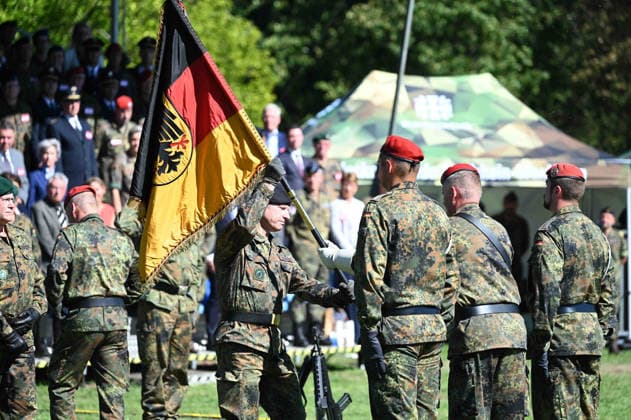 The new commander of the State Command, Brigadier General Walter Helmut SCHULTE, presents the unit flag to the flag bearers. Ceremonial handover of the North Rhine-Westphalia State Command of the Bundeswehr, Düsseldorf,