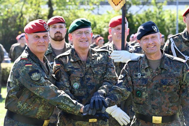 From left: Brigadier General Hans Dieter MUELLER, Müller, outgoing commander of the State Command; the deputy commander of the Bundeswehr Operational Command and commander of Territorial Missions, Lieutenant General Andre BODEMANN; and the new commander of the State Command, Brigadier General Walter Helmut SCHULTE, Ceremonial handov
