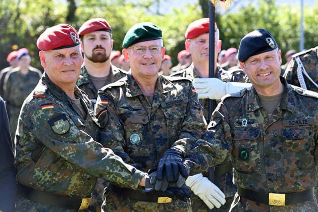 From left: Brigadier General Hans Dieter MUELLER, Müller, outgoing commander of the State Command; the deputy commander of the Bundeswehr Operational Command and commander of Territorial Tasks, Lieutenant General Andre BODEMANN; and the new commander of the State Command, Brigadier General Walter Helmut SCHULTE, Ceremonial handover