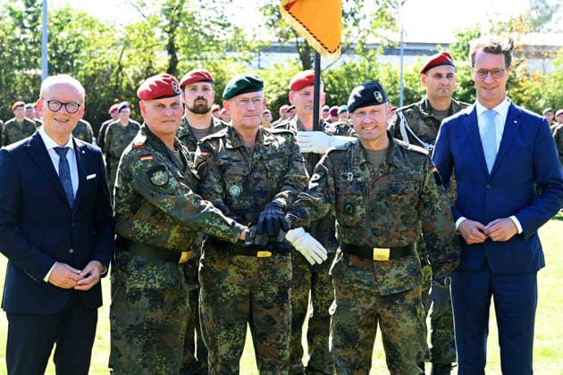 From left: Andre KUPER, President of the State Parliament of North Rhine-Westphalia; Brigadier General Hans Dieter MUELLER, Müller, outgoing commander of the State Command,