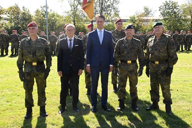 From left: Brigadier General Hans Dieter MUELLER, Müller, outgoing commander of the State Command; Andre KUPER, President of the State Parliament of North Rhine-Westphalia;