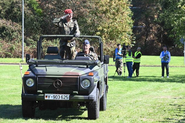 Brigadier General Hans Dieter MUELLER, Müller, outgoing commander of the Regional Command, bids farewell to the troops; ceremonial handover of the North Rhine-Westphalia Regional Command of the Bundeswehr, Düsseldorf,