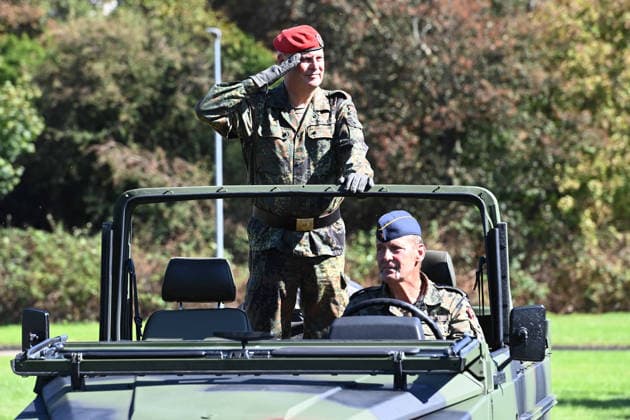 Brigadier General Hans Dieter MUELLER, Müller, outgoing commander of the Regional Command, bids farewell to the troops; ceremonial handover of the North Rhine-Westphalia Regional Command of the Bundeswehr, Düsseldorf,