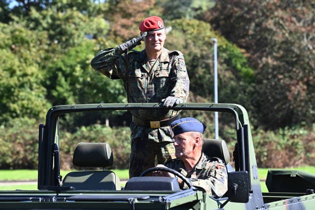 Brigadier General Hans Dieter MUELLER, Müller, outgoing commander of the Regional Command, bids farewell to the troops; ceremonial handover of the North Rhine-Westphalia Regional Command of the Bundeswehr, Düsseldorf,