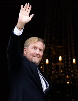 THE HAGUE - King Willem-Alexander waves to onlookers from the balcony of Noordeinde Palace on Prinsjesdag. On the third Tuesday of September, the new working year of the First and Second Chambers is opened. RAMON VAN FLYMEN ANP netherlands out - belgium out  Copyright: xx x568708567x originalFilename: 568708567.jpg