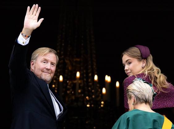 THE HAGUE - King Willem-Alexander waves to onlookers from the balcony of Noordeinde Palace on Prinsjesdag. On the third Tuesday of September, the new working year of the First and Second Chambers is opened. RAMON VAN FLYMEN ANP netherlands out - belgium out  Copyright: xx x568708571x originalFilename: 568708571.jpg