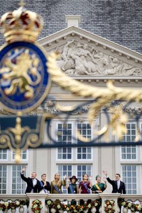 THE HAGUE - King Willem-Alexander, Queen Maxima, Princess Amalia, Princess Alexia, Princess Ariane, Prince Constantijn, and Princess Laurentien wave to onlookers from the balcony of Noordeinde Palace on Prinsjesdag. On the third Tuesday of September, the new working year of the First and Second Chambers is opened. RAMON VAN FLYMEN ANP netherlands out - belgium out  Copyright: xx x568709001x originalFilename: 568709001.jpg