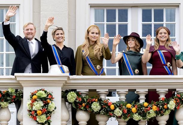 THE HAGUE - King Willem-Alexander, Queen Maxima, Princess Amalia, Princess Alexia, and Princess Ariane wave to onlookers from the balcony of Noordeinde Palace on Prinsjesdag. On the third Tuesday of September, the new working year of the First and Second Chambers is opened. RAMON VAN FLYMEN ANP netherlands out - belgium out  Copyright: xx x568709139x originalFilename: 568709139.jpg