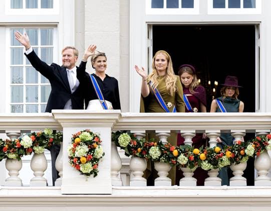 THE HAGUE - King Willem-Alexander, Queen Maxima, Princess Amalia, Princess Alexia, and Princess Ariane wave to onlookers from the balcony of Noordeinde Palace on Prinsjesdag. On the third Tuesday of September, the new working year of the First and Second Chambers is opened. RAMON VAN FLYMEN ANP netherlands out - belgium out  Copyright: xx x568710282x originalFilename: 568710282.jpg