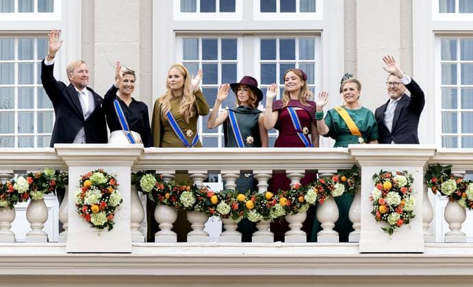 THE HAGUE - King Willem-Alexander, Queen Maxima, Princess Amalia, Princess Alexia, Princess Ariane, Prince Constantijn, and Princess Laurentien wave to onlookers from the balcony of Noordeinde Palace on Prinsjesdag. On the third Tuesday of September, the new working year of the First and Second Chambers is opened. RAMON VAN FLYMEN ANP netherlands out - belgium out  Copyright: xx x568710325x originalFilename: 568710325.jpg