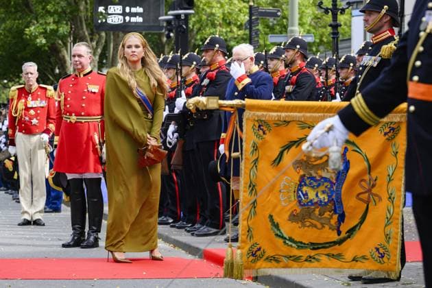 THE HAGUE - Princess Amalia greets the royal standard upon arrival at the Royal Theatre for the Speech from the Throne during Prinsjesdag. The new working year of the First and Second Chambers is opened on the third Tuesday of September. PATRICK VAN EMST POOL ANP netherlands out - belgium out  Copyright: xx x568710369x originalFilename: 568710369.jpg