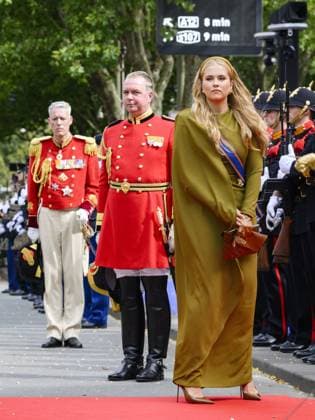 THE HAGUE - Princess Amalia greets the royal standard upon arrival at the Royal Theatre for the Speech from the Throne during Prinsjesdag. The new working year of the First and Second Chambers is opened on the third Tuesday of September. PATRICK VAN EMST POOL ANP netherlands out - belgium out  Copyright: xx x568710384x originalFilename: 568710384.jpg