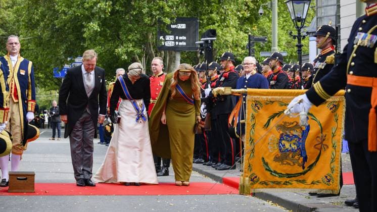 THE HAGUE - King Willem-Alexander, Queen Maxima, and Princess Amalia salute the royal standard upon arrival at the Royal Theatre for the Speech from the Throne during Prinsjesdag. The new working year of the First and Second Chambers is opened on the third Tuesday of September. PATRICK VAN EMST POOL ANP netherlands out - belgium out  Copyright: xx x568710389x originalFilename: 568710389.jpg