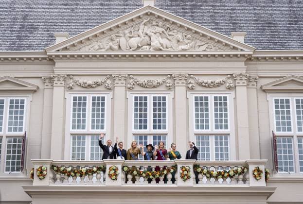 THE HAGUE - King Willem-Alexander, Queen Maxima, Princess Amalia, Princess Alexia, Princess Ariane, Prince Constantijn, and Princess Laurentien wave to onlookers from the balcony of Noordeinde Palace on Prinsjesdag. On the third Tuesday of September, the new working year of the First and Second Chambers is opened. JEROEN JUMELET ANP netherlands out - belgium out  Copyright: xx x568710729x originalFilename: 568710729.jpg