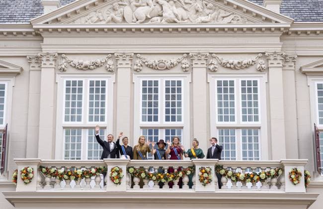 THE HAGUE - King Willem-Alexander, Queen Maxima, Princess Amalia, Princess Alexia, Princess Ariane, Prince Constantijn, and Princess Laurentien wave to onlookers from the balcony of Noordeinde Palace on Prinsjesdag. On the third Tuesday of September, the new working year of the First and Second Chambers is opened. JEROEN JUMELET ANP netherlands out - belgium out  Copyright: xx x568710719x originalFilename: 568710719.jpg