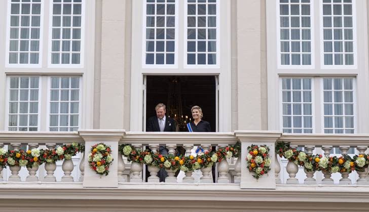 THE HAGUE - King Willem-Alexander, Queen Maxima, Princess Amalia, Princess Alexia, Princess Ariane, Prince Constantijn, and Princess Laurentien wave to onlookers from the balcony of Noordeinde Palace on Prinsjesdag. On the third Tuesday of September, the new working year of the First and Second Chambers is opened. JEROEN JUMELET ANP netherlands out - belgium out  Copyright: xx x568710735x originalFilename: 568710735.jpg