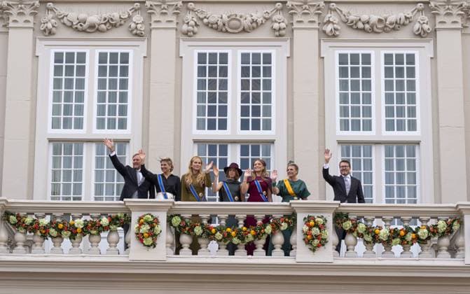 THE HAGUE - King Willem-Alexander, Queen Maxima, Princess Amalia, Princess Alexia, Princess Ariane, Prince Constantijn, and Princess Laurentien wave to onlookers from the balcony of Noordeinde Palace on Prinsjesdag. On the third Tuesday of September, the new working year of the First and Second Chambers is opened. JEROEN JUMELET ANP netherlands out - belgium out  Copyright: xx x568710740x originalFilename: 568710740.jpg