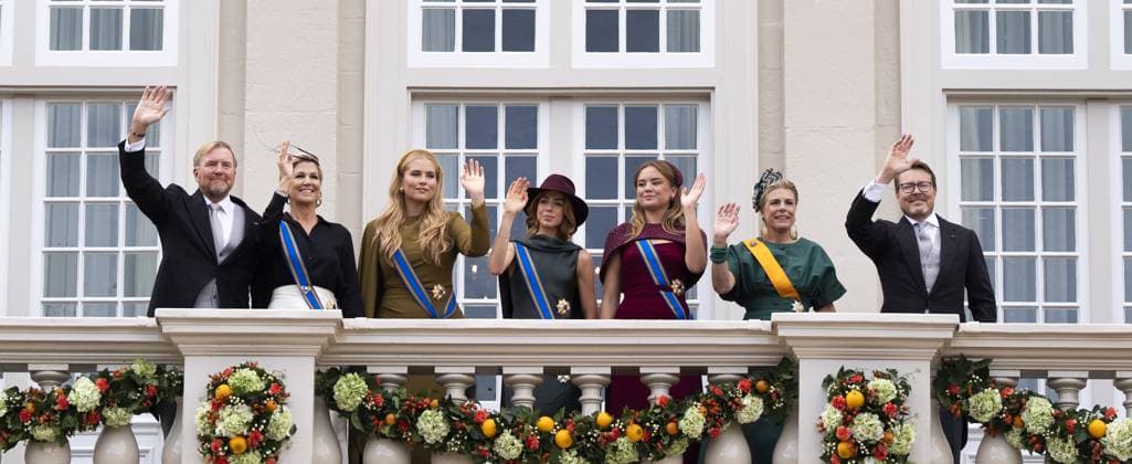 THE HAGUE - King Willem-Alexander, Queen Maxima, Princess Amalia, Princess Alexia, Princess Ariane, Prince Constantijn, and Princess Laurentien wave to onlookers from the balcony of Noordeinde Palace on Prinsjesdag. On the third Tuesday of September, the new working year of the First and Second Chambers is opened. JEROEN JUMELET ANP netherlands out - belgium out  Copyright: xx x568710888x originalFilename: 568710888.jpg