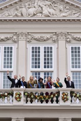 THE HAGUE - King Willem-Alexander, Queen Maxima, Princess Amalia, Princess Alexia, Princess Ariane, Prince Constantijn, and Princess Laurentien wave to onlookers from the balcony of Noordeinde Palace on Prinsjesdag. On the third Tuesday of September, the new working year of the First and Second Chambers is opened. JEROEN JUMELET ANP netherlands out - belgium out  Copyright: xx x568710894x originalFilename: 568710894.jpg