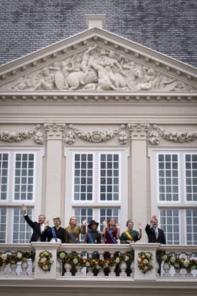 THE HAGUE - King Willem-Alexander, Queen Maxima, Princess Amalia, Princess Alexia, Princess Ariane, Prince Constantijn, and Princess Laurentien wave to onlookers from the balcony of Noordeinde Palace on Prinsjesdag. On the third Tuesday of September, the new working year of the First and Second Chambers is opened. JEROEN JUMELET ANP netherlands out - belgium out  Copyright: xx x568710898x originalFilename: 568710898.jpg