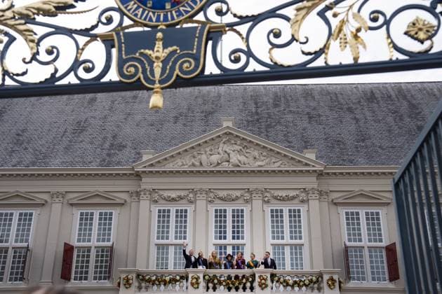 THE HAGUE - King Willem-Alexander, Queen Maxima, Princess Amalia, Princess Alexia, Princess Ariane, Prince Constantijn, and Princess Laurentien wave to onlookers from the balcony of Noordeinde Palace on Prinsjesdag. On the third Tuesday of September, the new working year of the First and Second Chambers is opened. JEROEN JUMELET ANP netherlands out - belgium out  Copyright: xx x568710904x originalFilename: 568710904.jpg