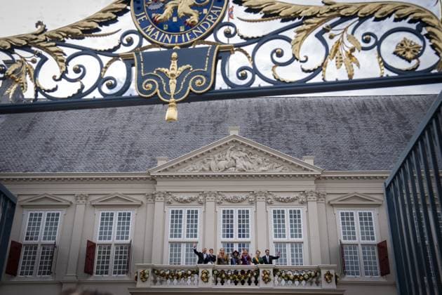 THE HAGUE - King Willem-Alexander, Queen Maxima, Princess Amalia, Princess Alexia, Princess Ariane, Prince Constantijn, and Princess Laurentien wave to onlookers from the balcony of Noordeinde Palace on Prinsjesdag. On the third Tuesday of September, the new working year of the First and Second Chambers is opened. JEROEN JUMELET ANP netherlands out - belgium out  Copyright: xx x568711269x originalFilename: 568711269.jpg