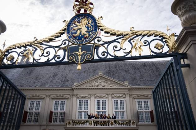 THE HAGUE - King Willem-Alexander, Queen Maxima, Princess Amalia, Princess Alexia, Princess Ariane, Prince Constantijn, and Princess Laurentien wave to onlookers from the balcony of Noordeinde Palace on Prinsjesdag. On the third Tuesday of September, the new working year of the First and Second Chambers is opened. JEROEN JUMELET ANP netherlands out - belgium out  Copyright: xx x568711275x originalFilename: 568711275.jpg