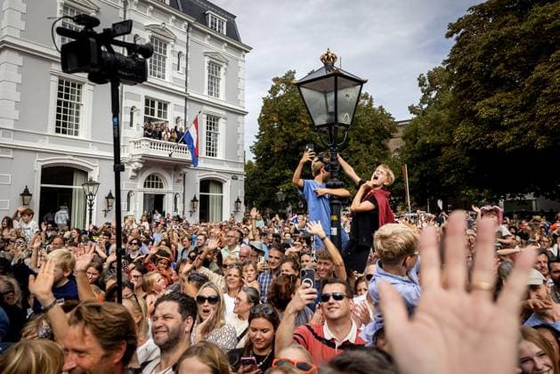 THE HAGUE - Bystanders watch the balcony scene on the balcony of Noordeinde Palace on Prinsjesdag. On the third Tuesday of September, the new working year of the First and Second Chambers is opened. RAMON VAN FLYMEN ANP netherlands out - belgium out  Copyright: xx x568711411x originalFilename: 568711411.jpg