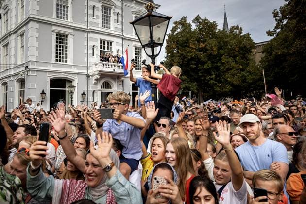 THE HAGUE - Bystanders watch the balcony scene on the balcony of Noordeinde Palace on Prinsjesdag. On the third Tuesday of September, the new working year of the First and Second Chambers is opened. RAMON VAN FLYMEN ANP netherlands out - belgium out  Copyright: xx x568711721x originalFilename: 568711721.jpg