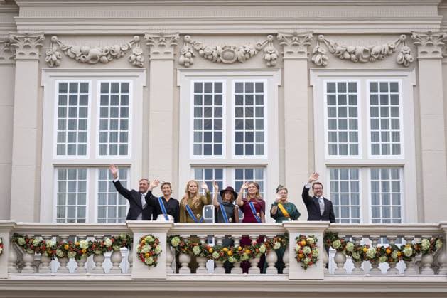 THE HAGUE - King Willem-Alexander, Queen Maxima, Princess Amalia, Princess Alexia, Princess Ariane, Prince Constantijn, and Princess Laurentien wave to onlookers from the balcony of Noordeinde Palace on Prinsjesdag. On the third Tuesday of September, the new working year of the First and Second Chambers is opened. JEROEN JUMELET ANP netherlands out - belgium out  Copyright: xx x568712522x originalFilename: 568712522.jpg