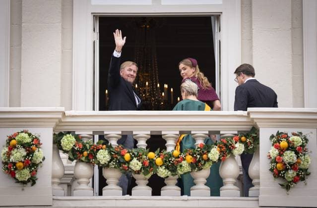 THE HAGUE - King Willem-Alexander, Queen Maxima, Princess Amalia, Princess Alexia, Princess Ariane, Prince Constantijn, and Princess Laurentien wave to onlookers from the balcony of Noordeinde Palace on Prinsjesdag. On the third Tuesday of September, the new working year of the First and Second Chambers is opened. JEROEN JUMELET ANP netherlands out - belgium out  Copyright: xx x568712526x originalFilename: 568712526.jpg