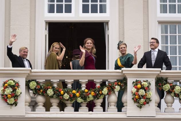 THE HAGUE - King Willem-Alexander, Queen Maxima, Princess Amalia, Princess Alexia, Princess Ariane, Prince Constantijn, and Princess Laurentien wave to onlookers from the balcony of Noordeinde Palace on Prinsjesdag. On the third Tuesday of September, the new working year of the First and Second Chambers is opened. JEROEN JUMELET ANP netherlands out - belgium out  Copyright: xx x568712529x originalFilename: 568712529.jpg