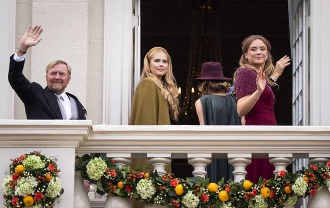 THE HAGUE - King Willem-Alexander, Queen Maxima, Princess Amalia, Princess Alexia, Princess Ariane, Prince Constantijn, and Princess Laurentien wave to onlookers from the balcony of Noordeinde Palace on Prinsjesdag. On the third Tuesday of September, the new working year of the First and Second Chambers is opened. JEROEN JUMELET ANP netherlands out - belgium out  Copyright: xx x568712532x originalFilename: 568712532.jpg