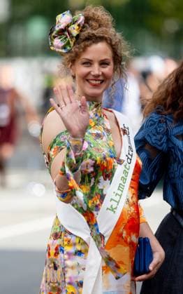 THE HAGUE - PvdD party leader Christine Teunissen arrives at the Royal Theatre ahead of the Speech from the Throne during Prinsjesdag. Teunissen appeared in a dress featuring red weather maps on one side and a green oasis on the other, as a hopeful vision of the future. She also wore a sash with the text climate alarmist . IRIS VAN DEN BROEK ANP netherlands out - belgium out  Copyright: xx x568712635x originalFilename: 568712635.jpg